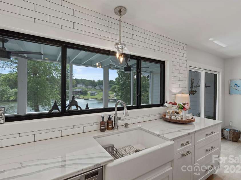 4039 5th Street, Hickory, NC 28601.  MLS# CAR4247859, YatesRealty ID 14618. 