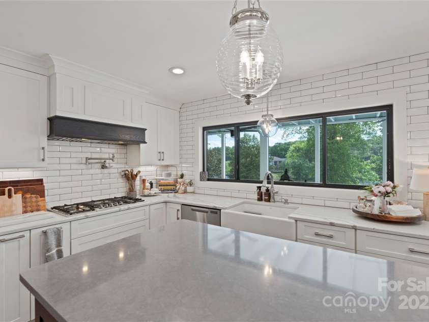 4039 5th Street, Hickory, NC 28601.  MLS# CAR4247859, YatesRealty ID 14618. 