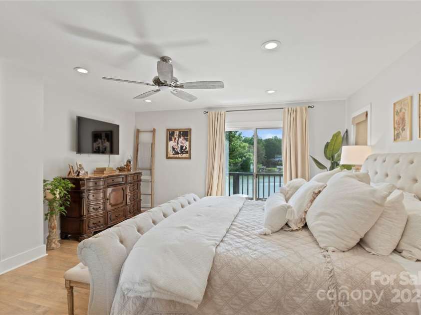 4039 5th Street, Hickory, NC 28601.  MLS# CAR4247859, YatesRealty ID 14618. 