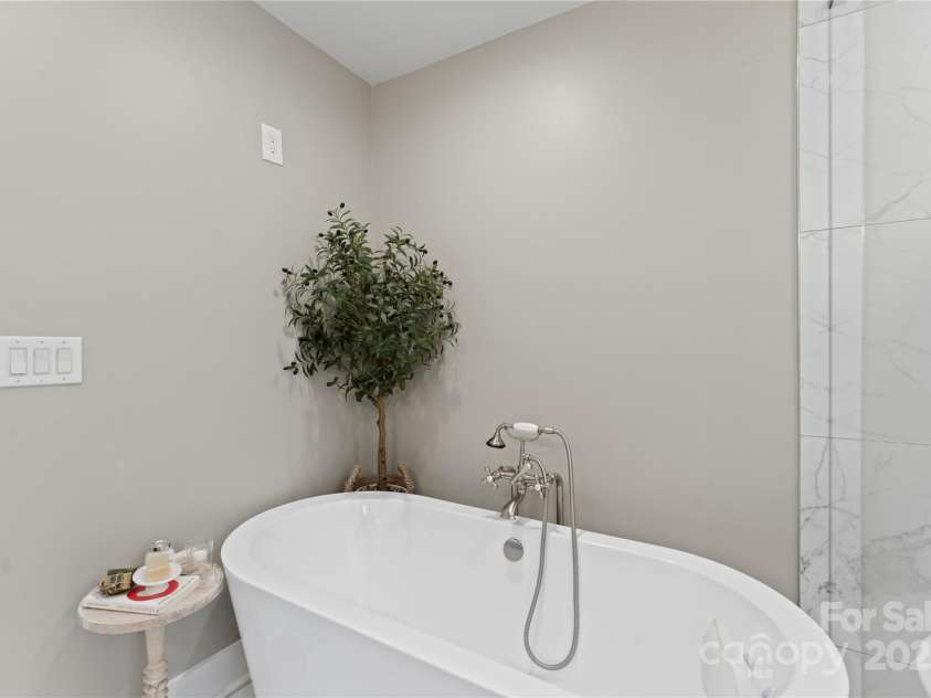 4039 5th Street, Hickory, NC 28601.  MLS# CAR4247859, YatesRealty ID 14618. 