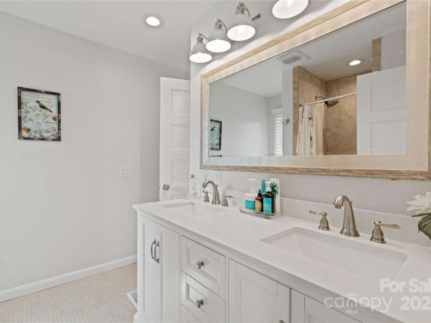 4039 5th Street, Hickory, NC 28601.  MLS# CAR4247859, YatesRealty ID 14618. 