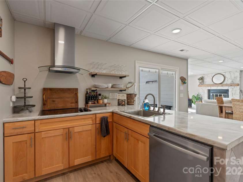 4039 5th Street, Hickory, NC 28601.  MLS# CAR4247859, YatesRealty ID 14618. 