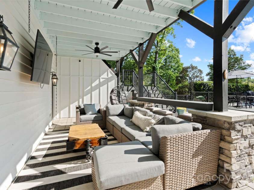 4039 5th Street, Hickory, NC 28601.  MLS# CAR4247859, YatesRealty ID 14618. 