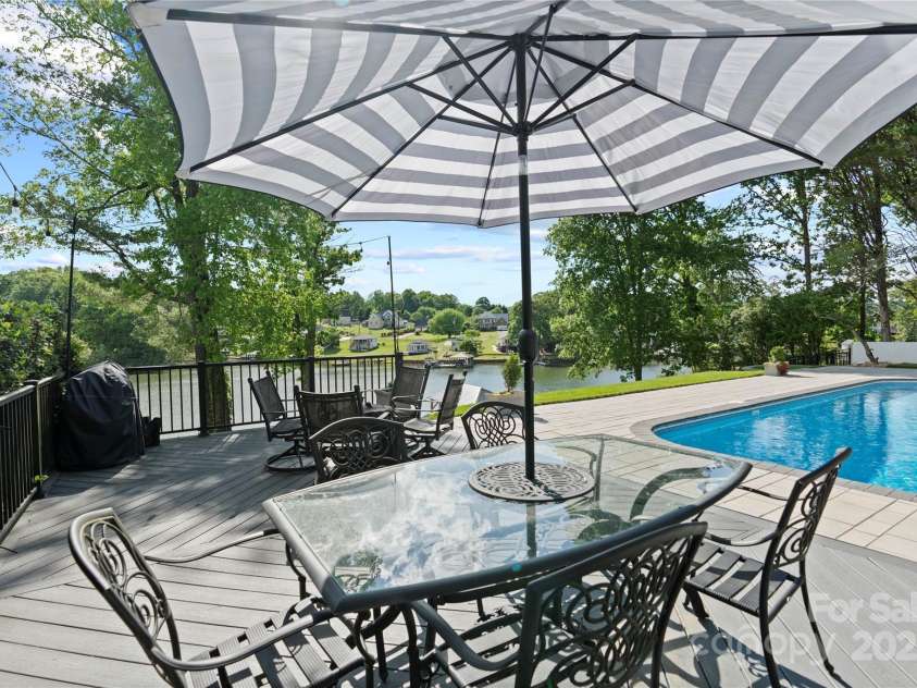 4039 5th Street, Hickory, NC 28601.  MLS# CAR4247859, YatesRealty ID 14618. 