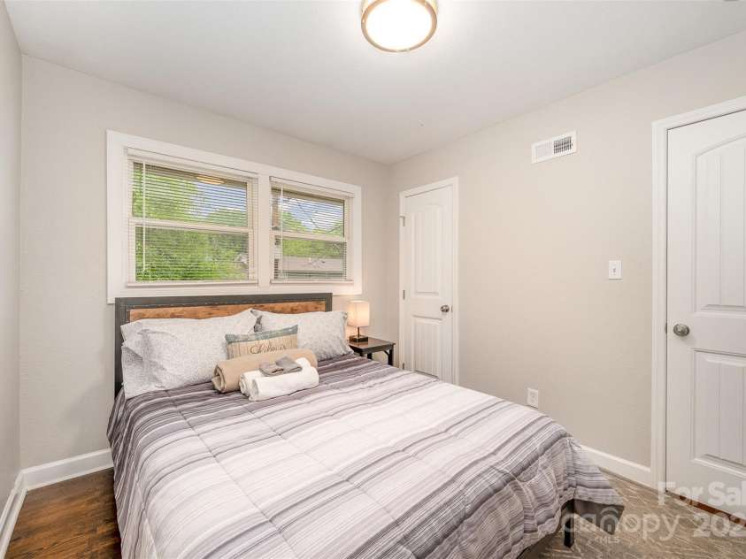 1512 Seigle Avenue, Charlotte, NC 28205.  MLS# CAR4292674, YatesRealty ID 14620. Primary Bedroom