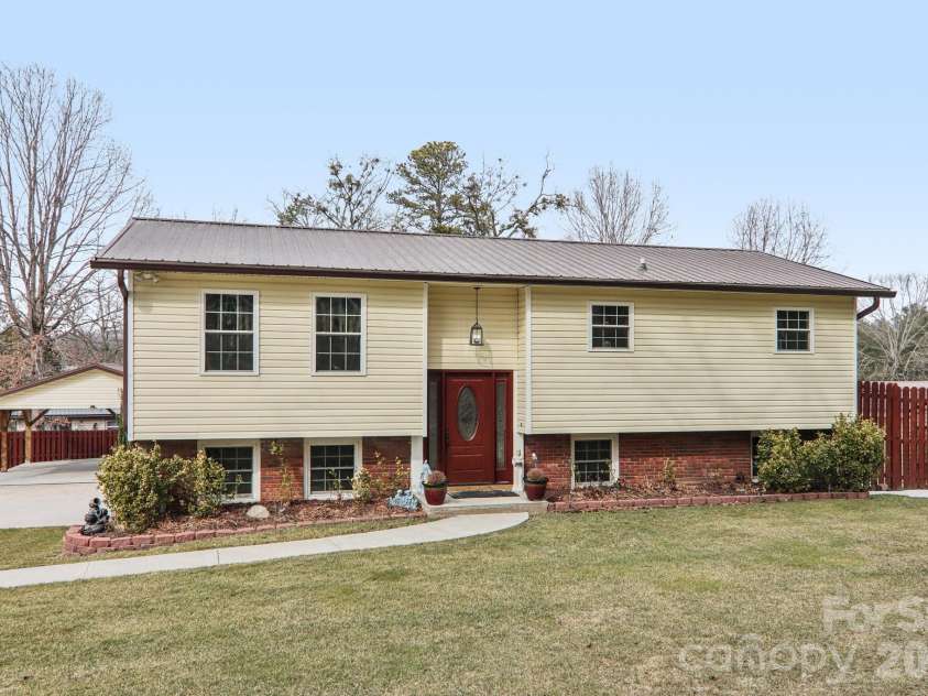 5 Granite Drive, Hendersonville, NC 28792.  MLS# CAR4345194, YatesRealty ID 14620. 