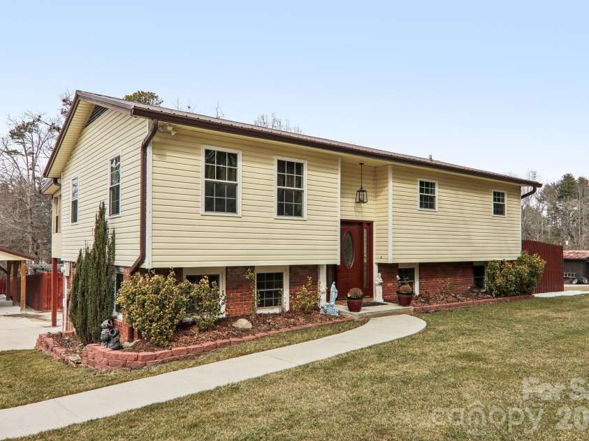 5 Granite Drive, Hendersonville, NC 28792.  MLS# CAR4345194, YatesRealty ID 14620. 