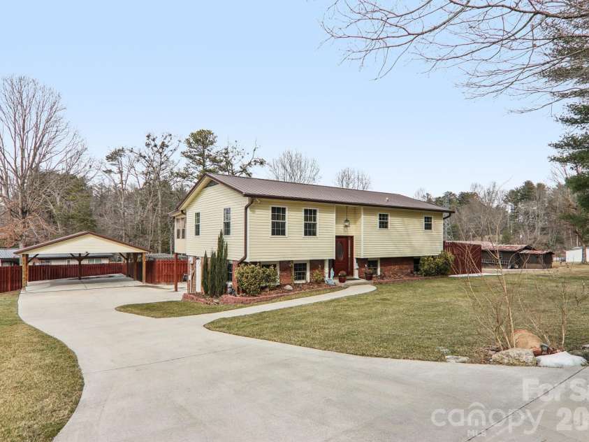 5 Granite Drive, Hendersonville, NC 28792.  MLS# CAR4345194, YatesRealty ID 14620. 