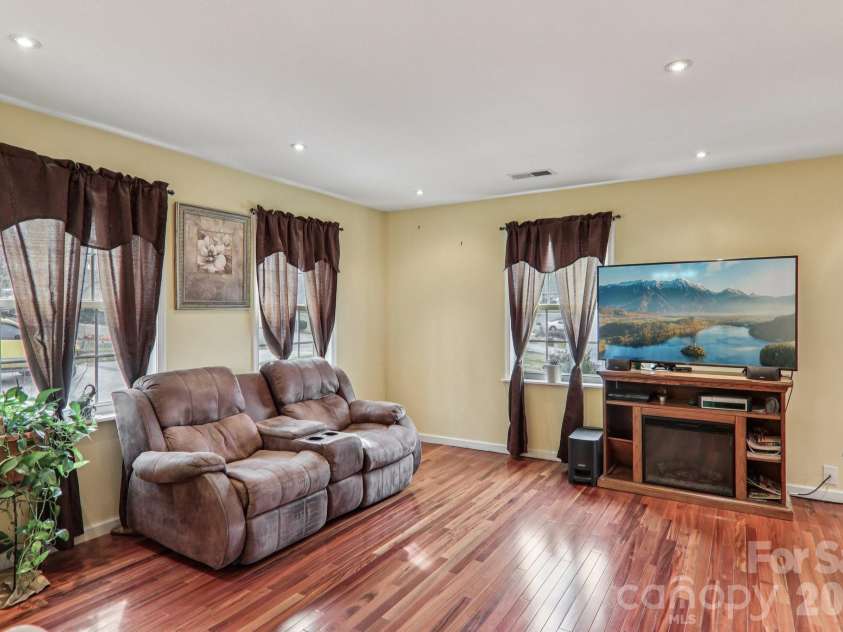 5 Granite Drive, Hendersonville, NC 28792.  MLS# CAR4345194, YatesRealty ID 14620. 