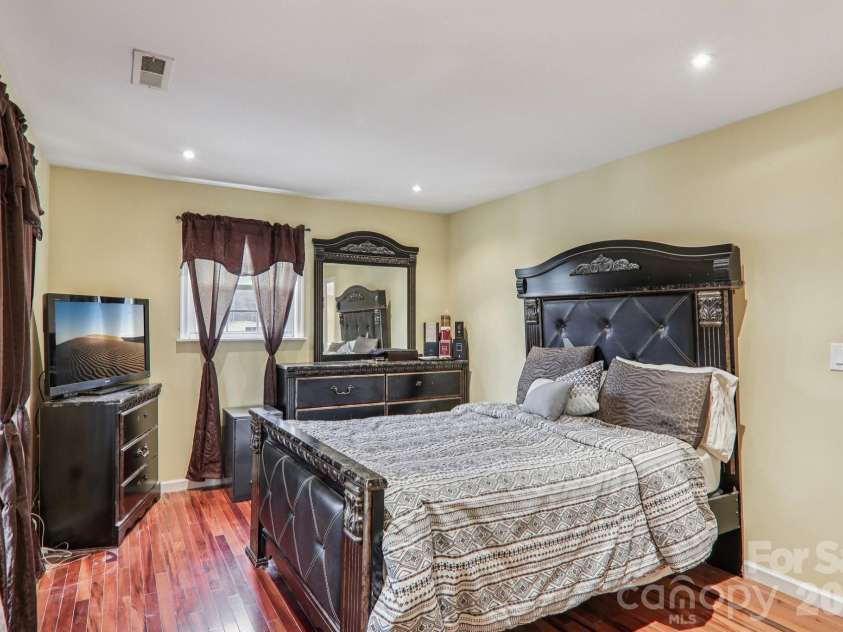 5 Granite Drive, Hendersonville, NC 28792.  MLS# CAR4345194, YatesRealty ID 14620. 