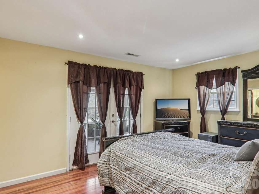 5 Granite Drive, Hendersonville, NC 28792.  MLS# CAR4345194, YatesRealty ID 14620. 