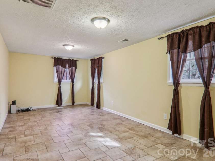 5 Granite Drive, Hendersonville, NC 28792.  MLS# CAR4345194, YatesRealty ID 14620. 