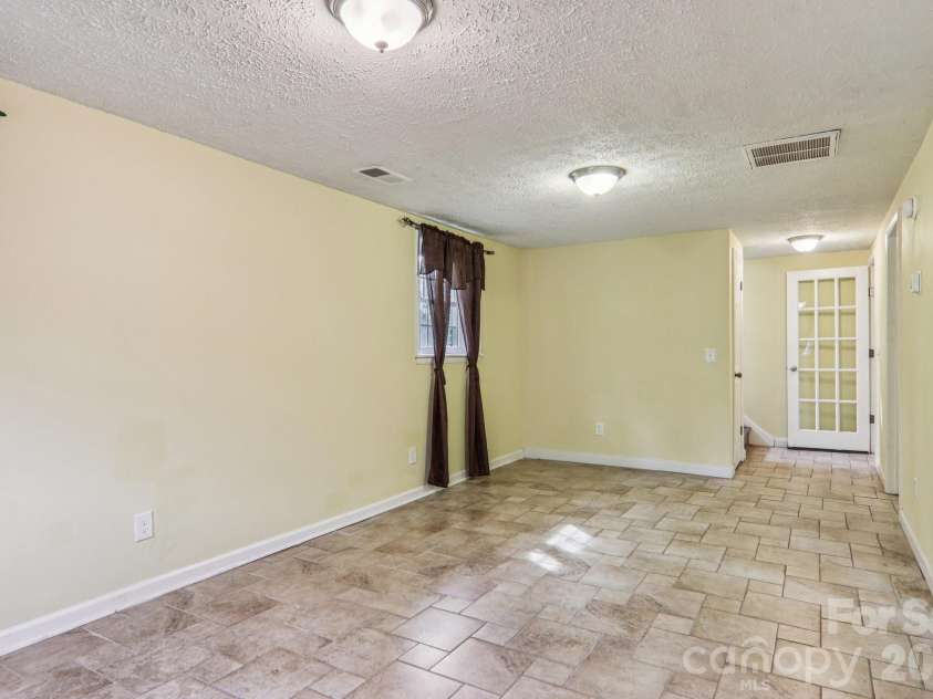 5 Granite Drive, Hendersonville, NC 28792.  MLS# CAR4345194, YatesRealty ID 14620. 