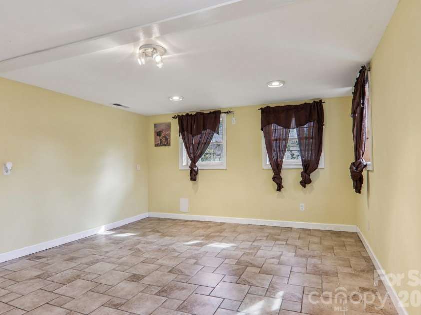 5 Granite Drive, Hendersonville, NC 28792.  MLS# CAR4345194, YatesRealty ID 14620. 