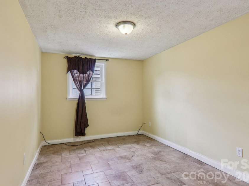 5 Granite Drive, Hendersonville, NC 28792.  MLS# CAR4345194, YatesRealty ID 14620. 