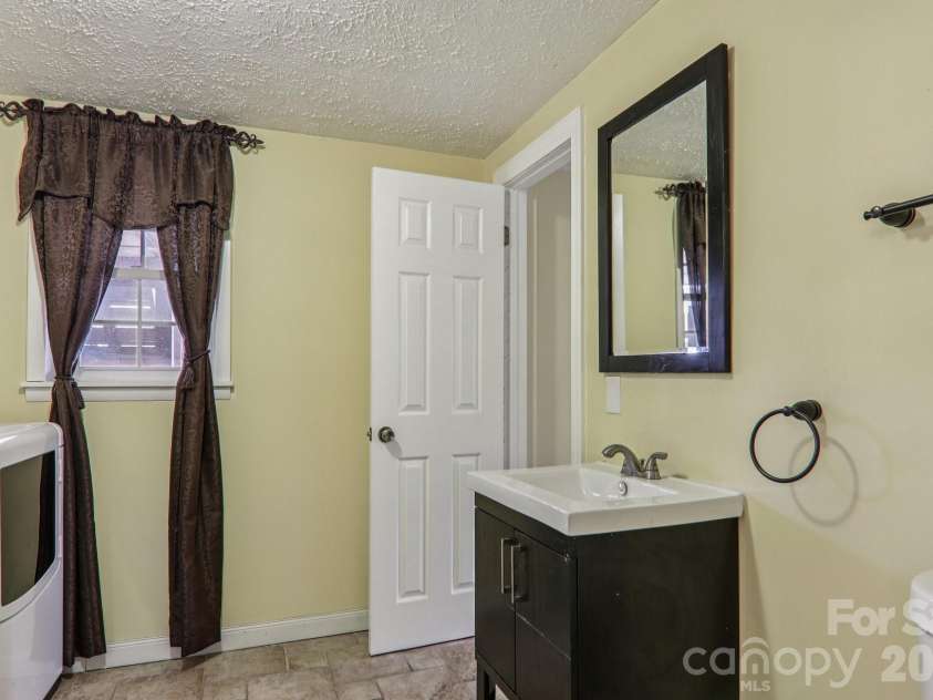 5 Granite Drive, Hendersonville, NC 28792.  MLS# CAR4345194, YatesRealty ID 14620. 