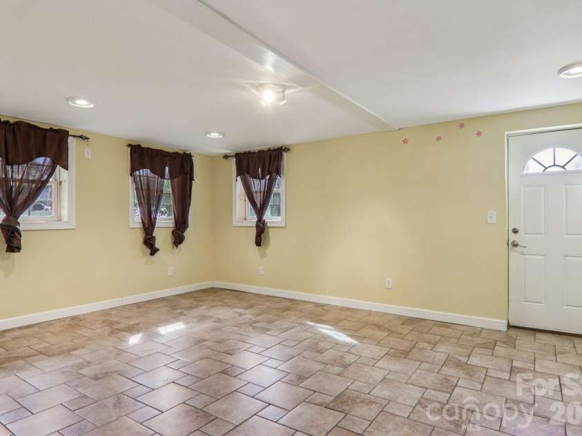 5 Granite Drive, Hendersonville, NC 28792.  MLS# CAR4345194, YatesRealty ID 14620. 