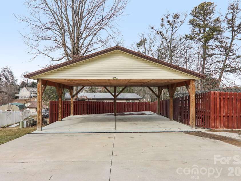 5 Granite Drive, Hendersonville, NC 28792.  MLS# CAR4345194, YatesRealty ID 14620. 