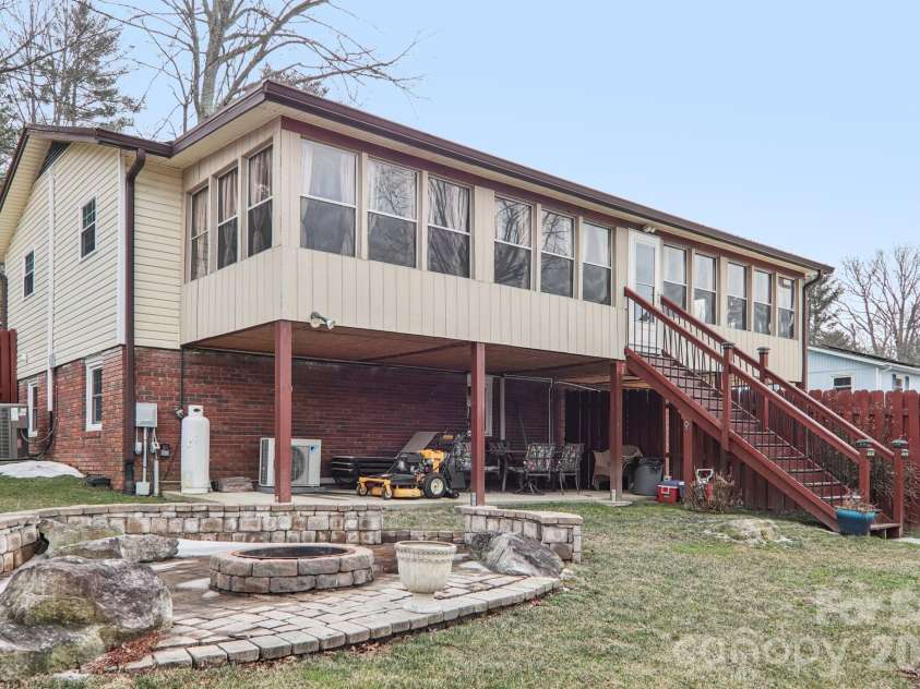 5 Granite Drive, Hendersonville, NC 28792.  MLS# CAR4345194, YatesRealty ID 14620. 