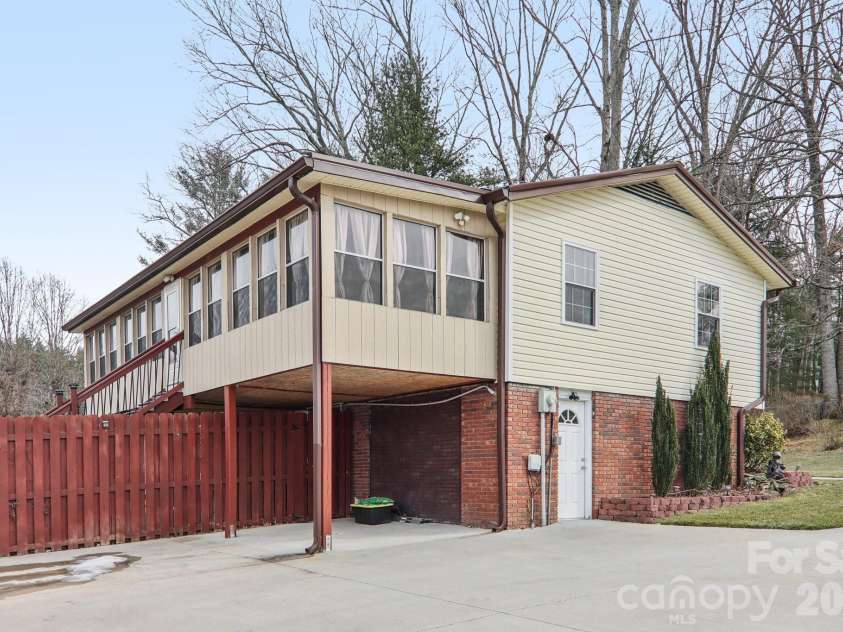 5 Granite Drive, Hendersonville, NC 28792.  MLS# CAR4345194, YatesRealty ID 14620. 