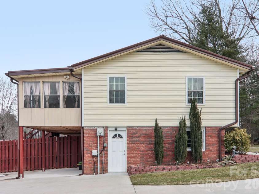 5 Granite Drive, Hendersonville, NC 28792.  MLS# CAR4345194, YatesRealty ID 14620. 