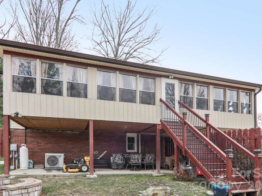 5 Granite Drive, Hendersonville, NC 28792.  MLS# CAR4345194, YatesRealty ID 14620. 