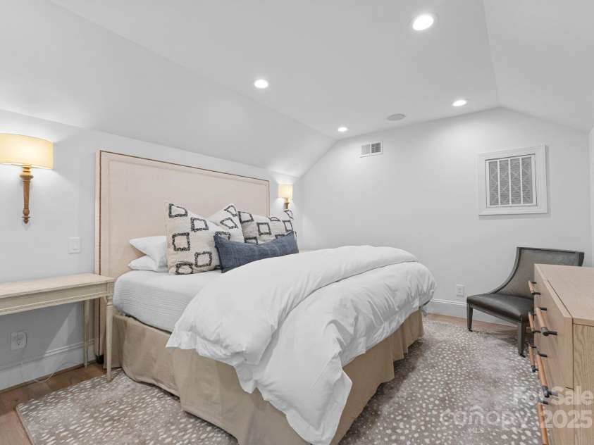 1550 Queens Road, Charlotte, NC 28207.  MLS# CAR4301209, YatesRealty ID 14628. 