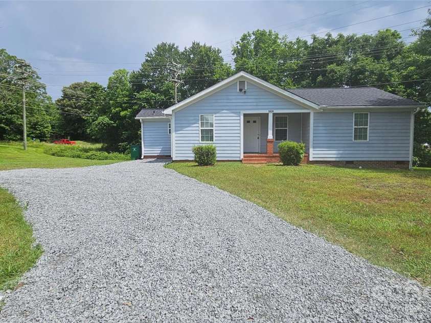 2820 Bellhaven Circle, Charlotte, NC 28214.  MLS# CAR4260517, YatesRealty ID 14629. 