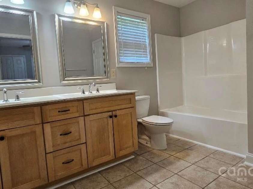 2820 Bellhaven Circle, Charlotte, NC 28214.  MLS# CAR4260517, YatesRealty ID 14629. Back full bathroom