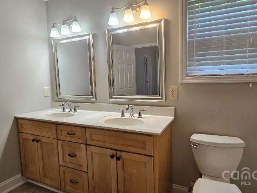 2820 Bellhaven Circle, Charlotte, NC 28214.  MLS# CAR4260517, YatesRealty ID 14629. Back full bathroom