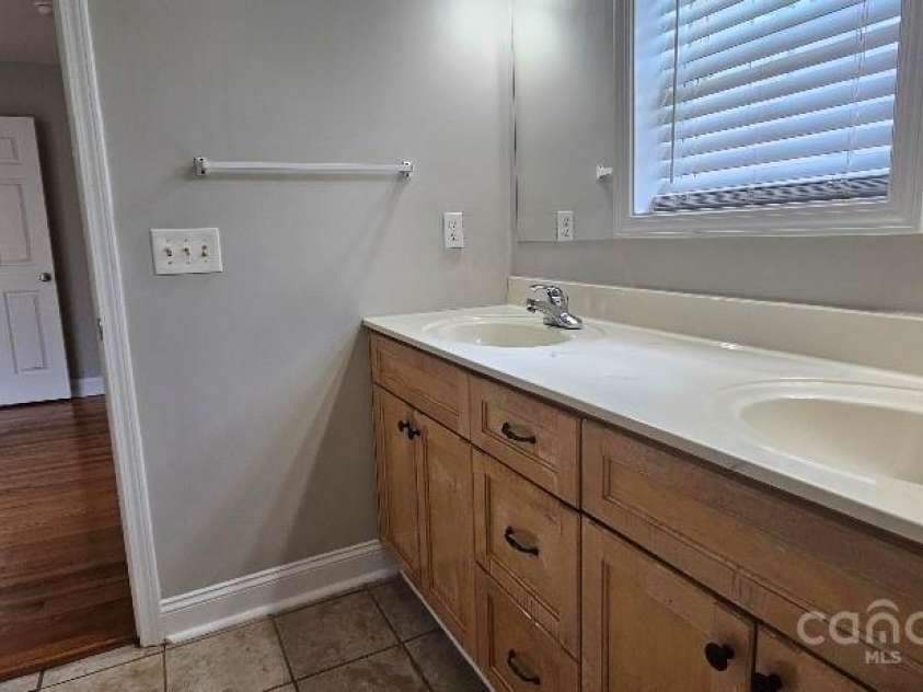 2820 Bellhaven Circle, Charlotte, NC 28214.  MLS# CAR4260517, YatesRealty ID 14629. Front full bathroom