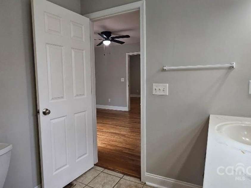 2820 Bellhaven Circle, Charlotte, NC 28214.  MLS# CAR4260517, YatesRealty ID 14629. Front full bathroom