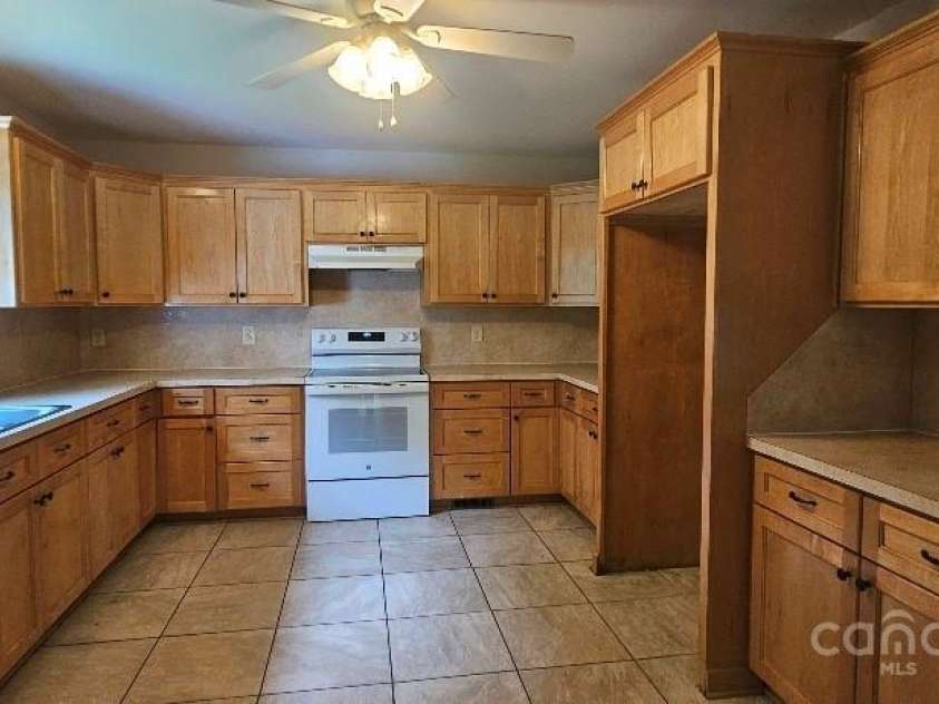 2820 Bellhaven Circle, Charlotte, NC 28214.  MLS# CAR4260517, YatesRealty ID 14629. Kitchen