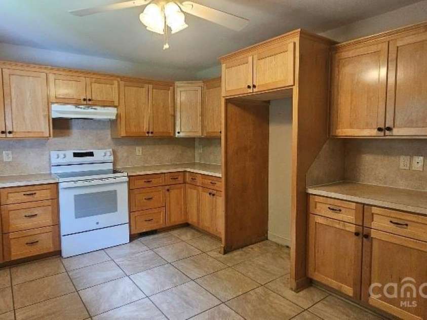 2820 Bellhaven Circle, Charlotte, NC 28214.  MLS# CAR4260517, YatesRealty ID 14629. Kitchen
