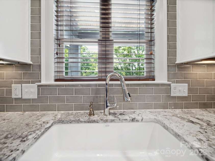 1009 Leigh Avenue, Charlotte, NC 28205.  MLS# CAR4244317, YatesRealty ID 14639. 