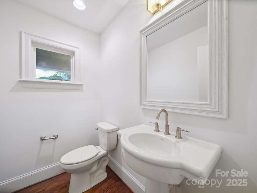 1009 Leigh Avenue, Charlotte, NC 28205.  MLS# CAR4244317, YatesRealty ID 14639. 
