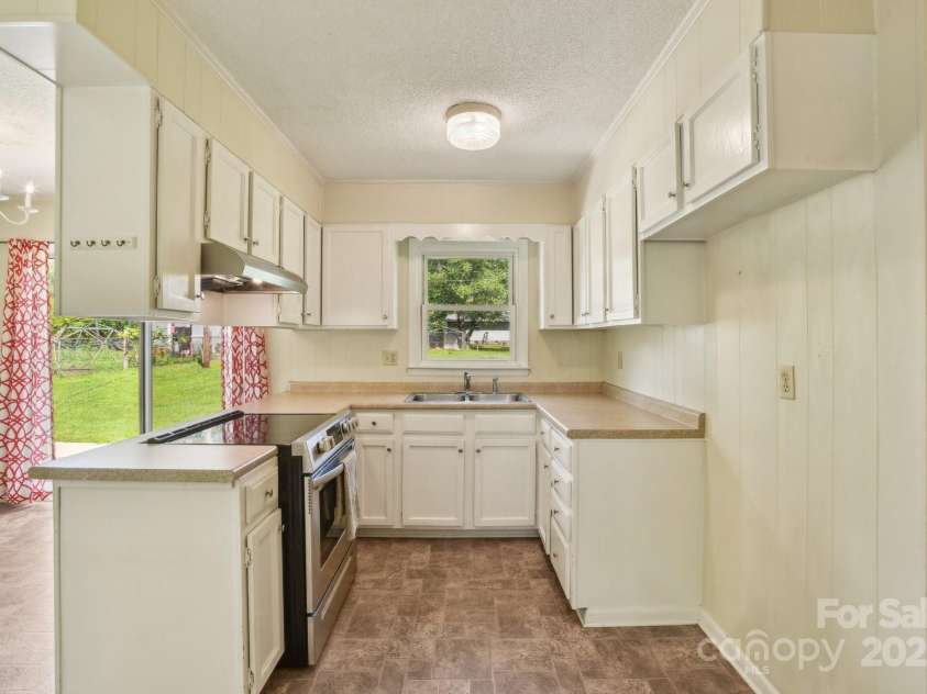 1181 Runway Drive, Hendersonville, NC 28792.  MLS# CAR4258392, YatesRealty ID 14643. 