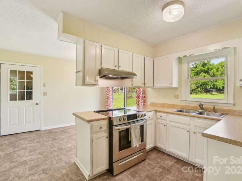 1181 Runway Drive, Hendersonville, NC 28792.  MLS# CAR4258392, YatesRealty ID 14643. 