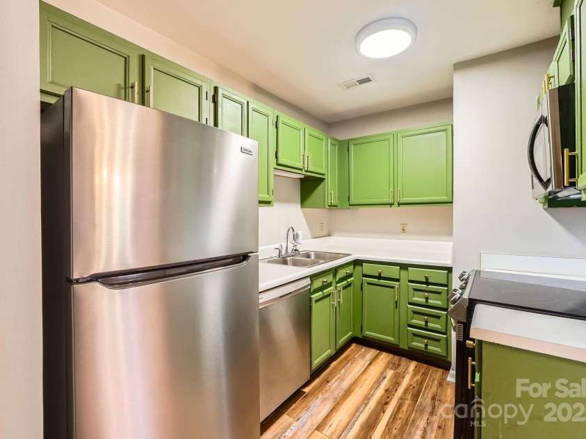 5913 Crape Myrtle Lane, Charlotte, NC 28216.  MLS# CAR4241207, YatesRealty ID 14647. Vibrant kitchen with newer SS Appliances!