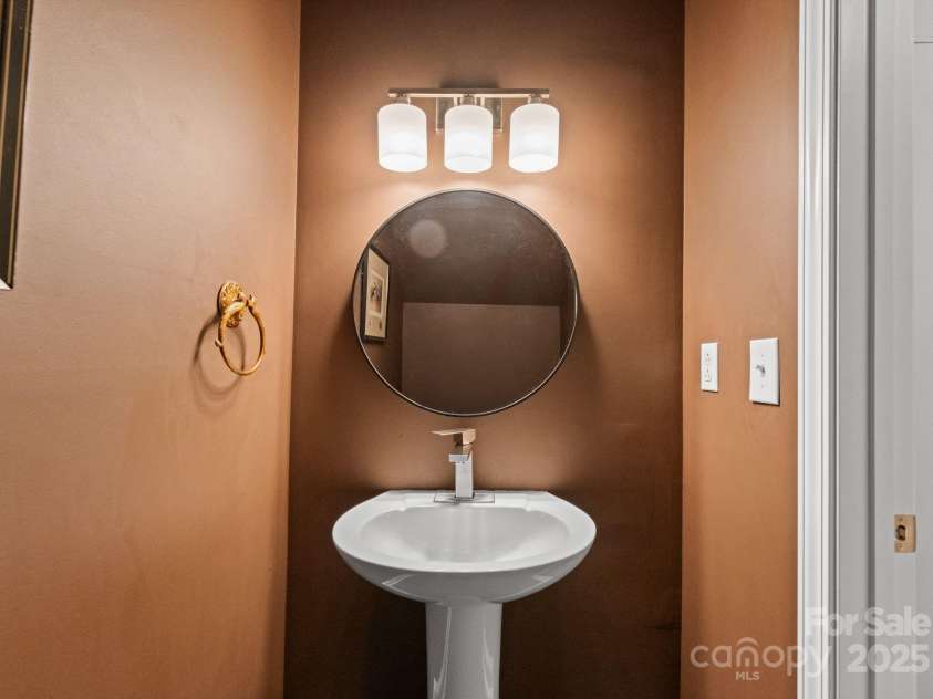 9930 Treeside Lane, Matthews, NC 28105.  MLS# CAR4329501, YatesRealty ID 1465. 