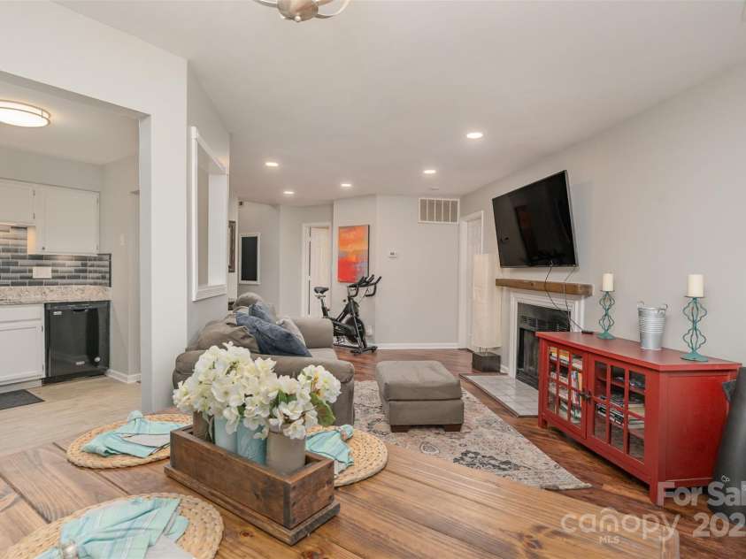 6501 Clavell Lane, Charlotte, NC 28210.  MLS# CAR4320627, YatesRealty ID 14652. 