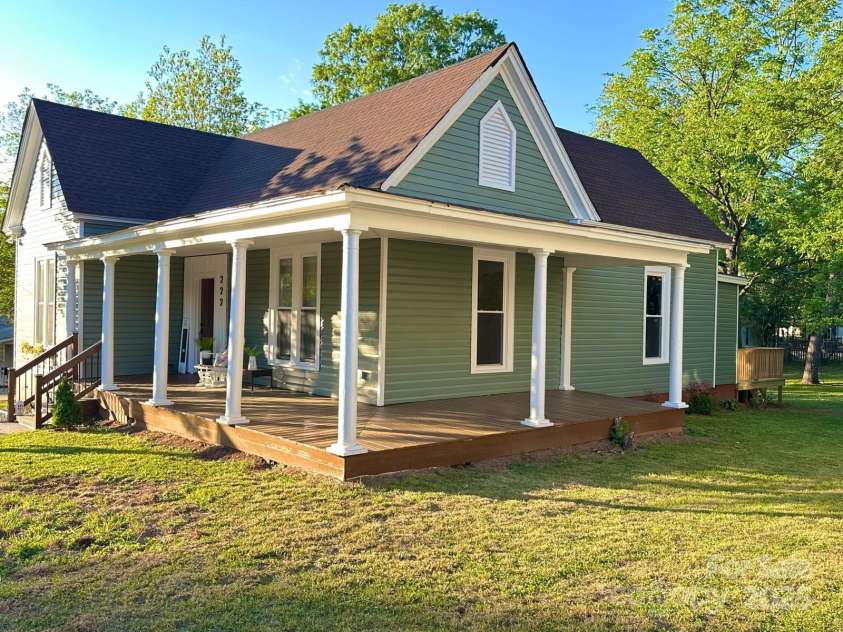 222 Brevard Street, Statesville, NC 28677.  MLS# CAR4255231, YatesRealty ID 14653. 