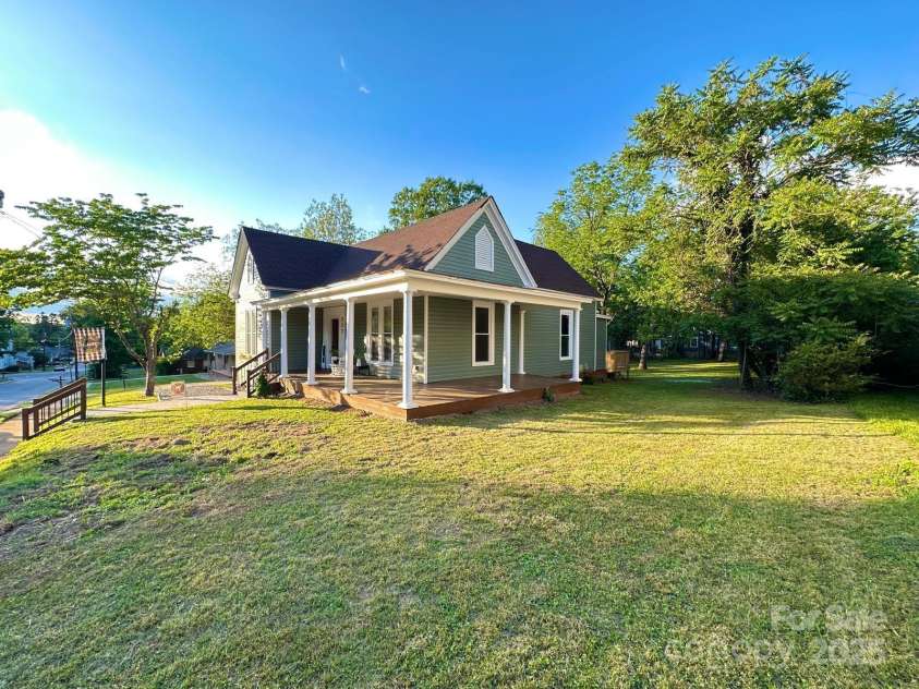 222 Brevard Street, Statesville, NC 28677.  MLS# CAR4255231, YatesRealty ID 14653. 