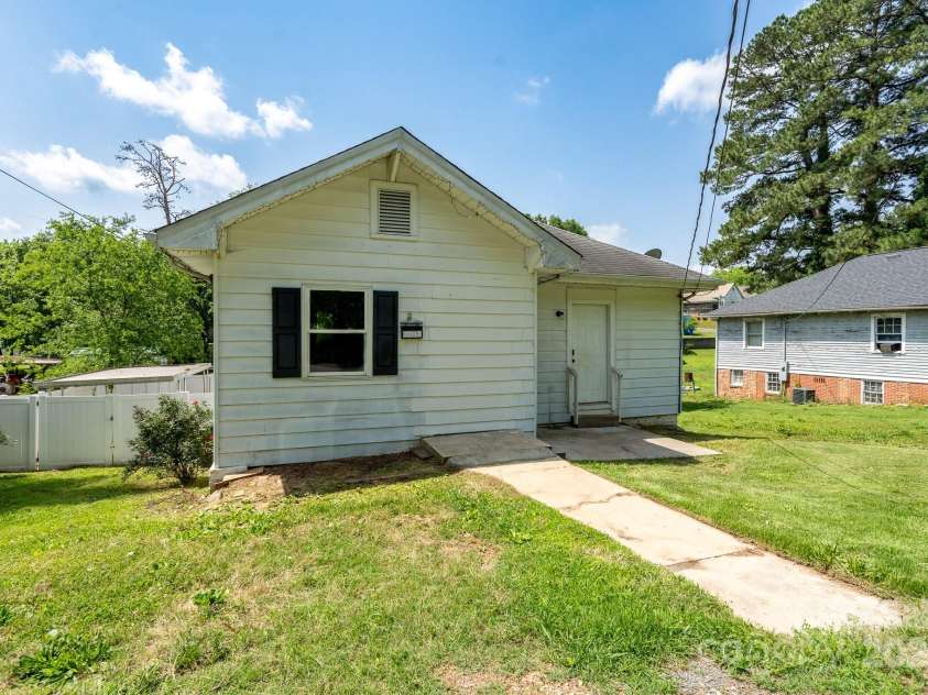 711 Wood Street, Albemarle, NC 28001.  MLS# CAR4258819, YatesRealty ID 14654. 