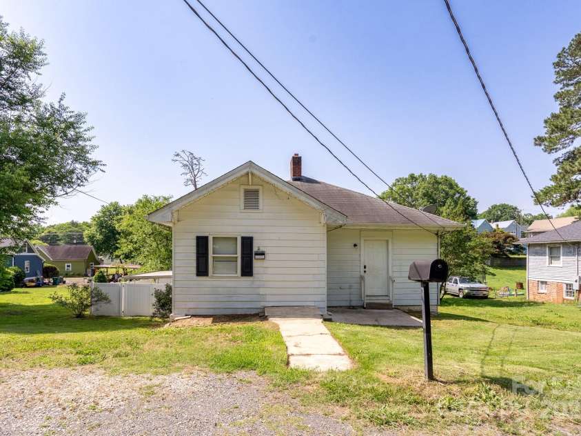 711 Wood Street, Albemarle, NC 28001.  MLS# CAR4258819, YatesRealty ID 14654. 