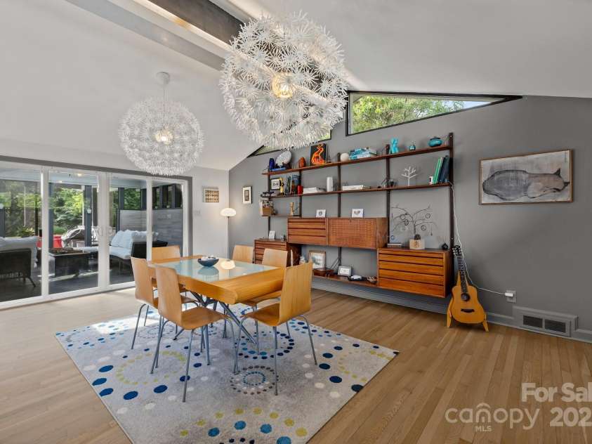 2121 Valencia Terrace, Charlotte, NC 28226.  MLS# CAR4257703, YatesRealty ID 14655. 