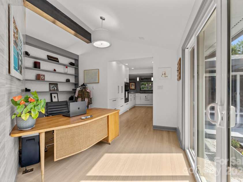2121 Valencia Terrace, Charlotte, NC 28226.  MLS# CAR4257703, YatesRealty ID 14655. 
