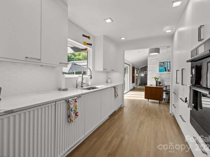 2121 Valencia Terrace, Charlotte, NC 28226.  MLS# CAR4257703, YatesRealty ID 14655. 