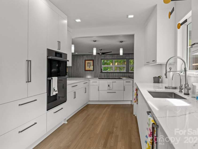 2121 Valencia Terrace, Charlotte, NC 28226.  MLS# CAR4257703, YatesRealty ID 14655. 