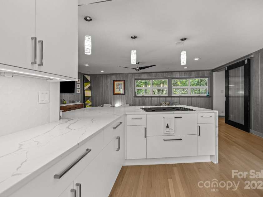 2121 Valencia Terrace, Charlotte, NC 28226.  MLS# CAR4257703, YatesRealty ID 14655. 